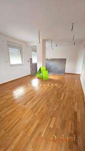 Odmah useljiv dvoiposoban stan u novoj zgradi na Panteleju ID#7598