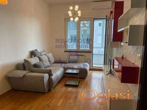 Izdaje se potpuno opremljen stan površine 47m2 na Bulevaru oslobođenja.