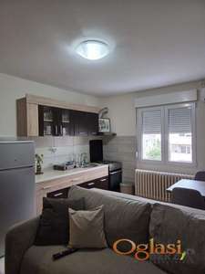  Izdaje se jednoiposoban stan 37 m² – Bulevar kralja Petra, odmah useljiv, terasa, lift