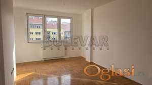 Izdaje se nenamešten stan na Bulevaru, 63m2