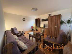 Trosoban stan na Limanu 3, preko puta pijace