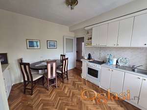 NOVI SAD, KEJ, DVOSOBAN STAN NA TOP LOKACIJI, UKNJIŽEN 1/2 - 250.500 E