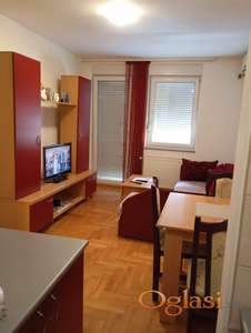 <p>NAMEŠTEN JEDNOIPOSOBAN STAN NA NOVOJ DETELINARI