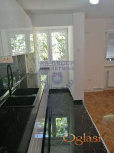 Kompletno renoviran dvosoban stan na fantastičnoj lokaciji! Uknjižen 1/1 na vlasnika.