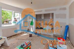 Renovirana  kuća  u  G.Komrenu, dve  etaže  po  102 m2, pomoćne  zgrade  176 m2, plac  18,3 ara