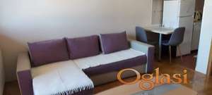 Nameštena veća garsonjera 27m2, terasa, klima - Detelinara