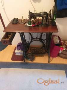 Antikni sto za sivacu masinu