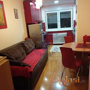 Izdaje se odličan jednoiposoban stan na sjajnoj lokaciji-Bulevar.