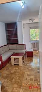 Stan na Bulevaru kralja Petra I – 42 m², odlična lokacija i park iza zgrade