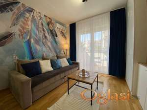 Kompletno nameštena garsonjera u novoj zgradi!