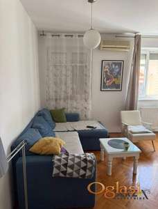  LEPO NAMEŠTEN JEDNOIPOSOBAN STAN U CENTRU