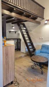 CENTAR,RENOVIRAN STAN SA PARKING MESTOM