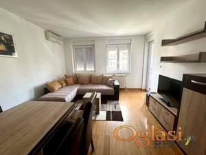 KOMPLETNO NAMEŠTEN DVOSOBAN STAN NA NOVOJ DETELINARI