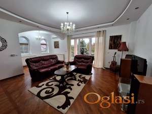 Lux Apartman, odvojen ulaz, parking, dvorište. Luksu