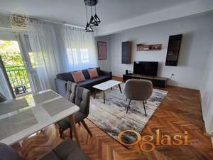 Izdavanje stanova Novi Sad – namešten dvosoban stan 52m², odlična lokacija, odmah useljiv