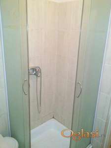 Izdavanje stanova Novi Sad – Garsonjera 25m² Salajka, odlična lokacija, prizemlje