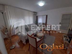 Izdaje se dvoiposoban stan u strogom centru, nadomak pešačke zone, 54m2, cg