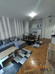  JEDNOIPOSOBAN STAN SA NOVIM NAMEŠTAJEM KOD SOCIJALNOG