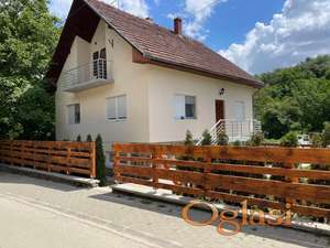 VELIKA REMETA - VELIKA REMETA Porodična kuća u Velikoj Remeti, 180m2/553m2, bazen 6x3, renovirana, nameštena. Agenciska šifra 3000260