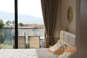 Stan s garažom u Tivtu - zgrada s bazenom