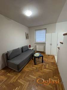 RENOVIRANA, NAMESTENA GARSONJERA, CENTAR - SOCIJALNO