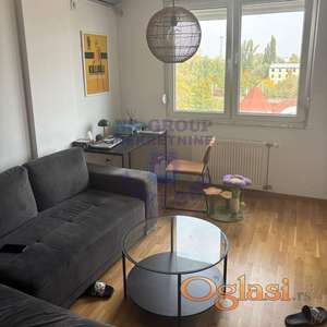 Izdaje se luksuzno namešten dvosoban stan od 44m² u modernom kompleksu **Square Garden**.