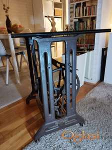 Singer braon sto retro