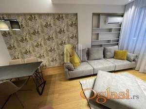 Izdaje se moderno namešten 2.0 stan u centru sa parking mestom