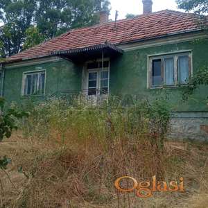 Seosko imanje u selu Lužnice kod Kragujevca - Stara kuća i pet pomoćnih objekata ukupne površine 467 m2 na parcelama površine 76 ari