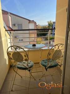 Lepo opremljen stan sa parkingom