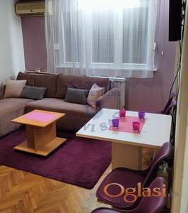 Izdaje se nameštena garsonjera od 23m2 na odličnoj lokaciji, u blizini Bulevara oslobođenja.