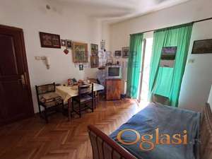 - Odličan dvosoban u centru, 52m2 + terasa 13m2 -