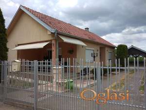 Trosobna Prizemna Kuća Sa Letnjikovcem I Uređenim Dvorištem U Ašanji