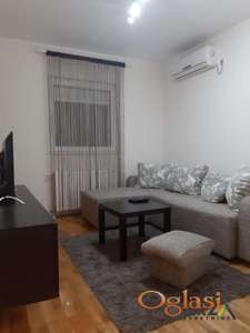 LEPO NAMEŠTEN PET FRIENDLY JEDNOIPOSOBAN STAN NADOMAK BULEVARU EVROPE