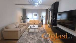 Lux trosoban stan u strogom centru sa parkingom