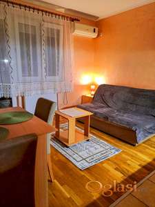 NAMESTENA GARSONJERA, FUTOSKA PIJACA - SAJAM