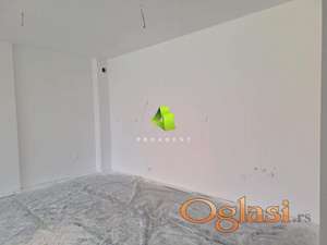 Uskoro useljiv troiposoban stan u kvalitetnoj novogradnji sa PDV-om na ekskluzivnoj lokaciji u centru ID#6727