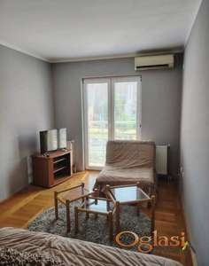 KOMPLETNO NAMEŠTEN JEDNOIPOSOBAN STAN NA GRBAVICI