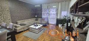 Moderan trosoban u širem centru