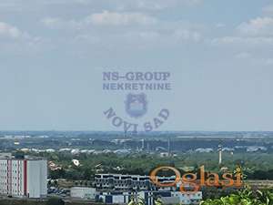 52227-  Plac sa fenomenalnim pogledamo na Novi sad i Dunav.