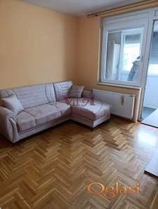 Novi Sad, lepa garsonjera sa parkingom u dvorištu