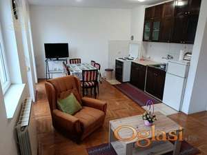 Izdavanje stanova Novi Sad – Dvosoban namešten stan 47m², Svetosavska, odlična lokacija, 1. sprat