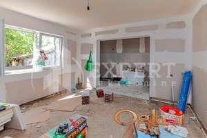 Renovirana  kuća  u  G.Komrenu, dve  etaže  po  102 m2, pomoćne  zgrade  176 m2, plac  18,3 ara