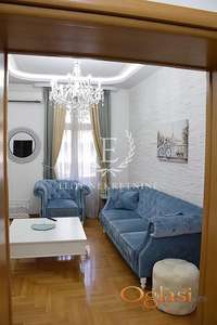 Izdavanje stanova Centar-Trosoban lux stan,parking