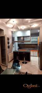 SAVRŠENA LOKACIJA-LUX NAMEŠTEN TROSOBAN STAN SA PARKING MESTOM U SONJE MARINKOVIĆ ULICI 750 EVRA