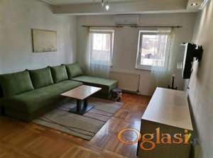 LEP, KOMPLETNO NAMEŠTEN DVOSOBAN STAN U CENTRU