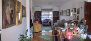 Na desetak minuta peške od glavne ulice i centra grada, u mirnom kraju, na prodaju kuća ukupne površine 270 kvadratnih metara !!