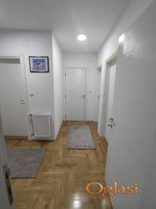 Funkcionalan, uknjižen stan na 1. spratu