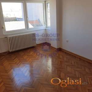 Izdaje se poslovni prostor u centru grada površine 114m2, prazan i dostupan odmah.