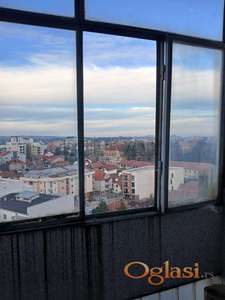 Četvorosoban stan u soliteru na Maloj Vagi od 91 m²